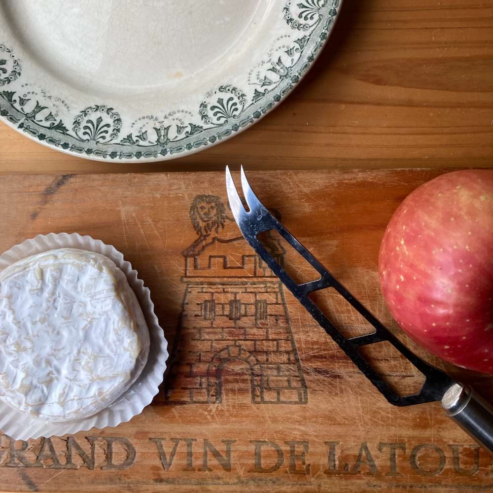 りんごとカマンベールとカマンベールナイフとアンティークのお皿　【ふらかつ】