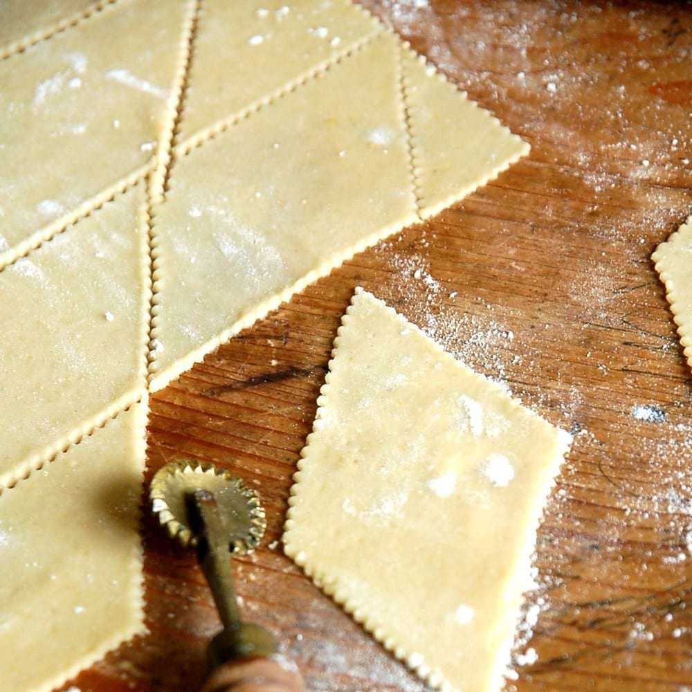 L’ancenne roulette à Bugnes　フランスの古いお菓子作りの道具　ベニエ　ビューニュ【ふらかつ】